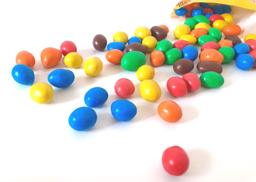 dziadkowie slodycze prezenty zabawki minimalizm dzieci wnuki cukierki