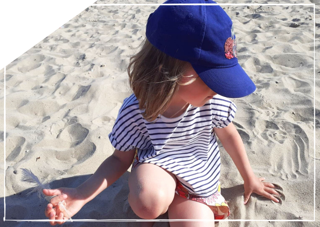 minimalizm minimalna zmiana dzieci dziecko na plazy na wakacje 6